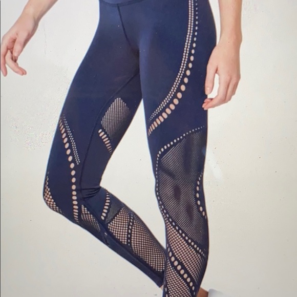 lululemon athletica Pants - Lululemon Reveal leggings 25” size 4